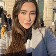 Estudiante de educación primaria que da clases de inglés solo a niño/as de primaria